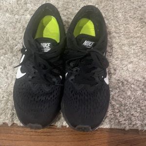 Women’s size 8 used nike sneakers trendy and comfortable 💕👟🙌🏻